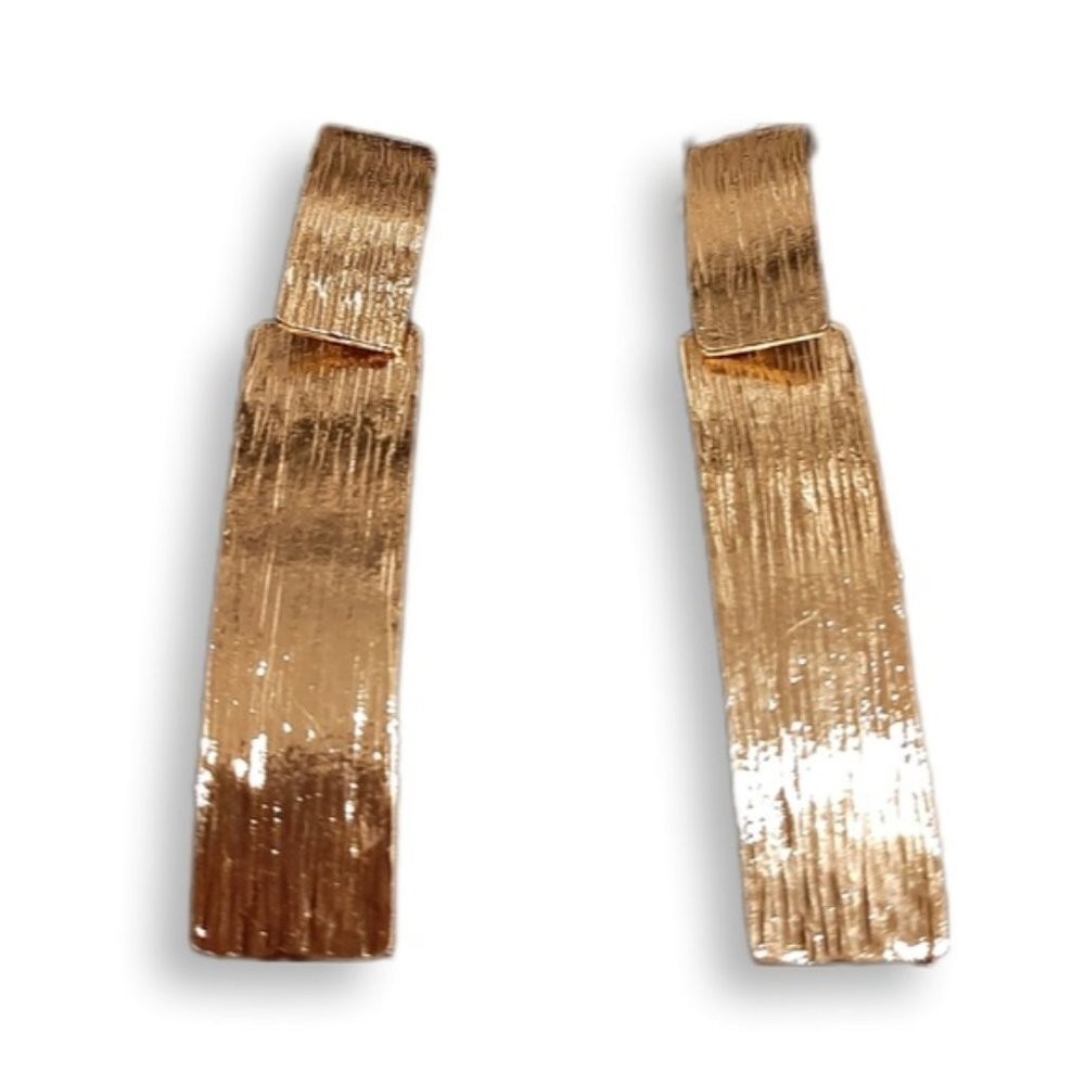 Vintage 90s Clip On Earrings Linear Drop Ribbon Dangle Textured Metallic Gold